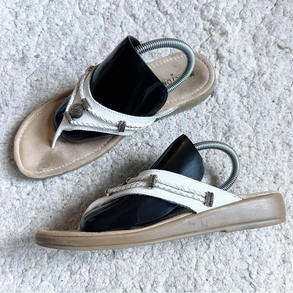 MINNETONKA: White Leather Silverthorne 360 Slip On Flip Flop Sandals Size 9